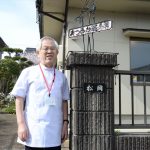 写真に撮られ慣れない院長